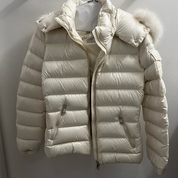 ダウンジャケット・コート MONCLER | silk white Boed Short Down Jacket with a fur trim Moncler Boed Belted Down Jacket With Shearling Hood Trim In